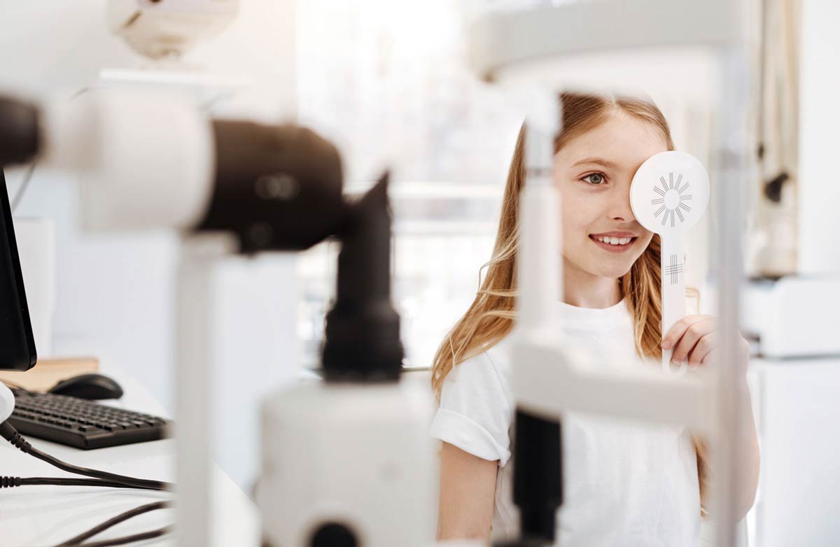 Enfant en train de tester sa vue avec une machine